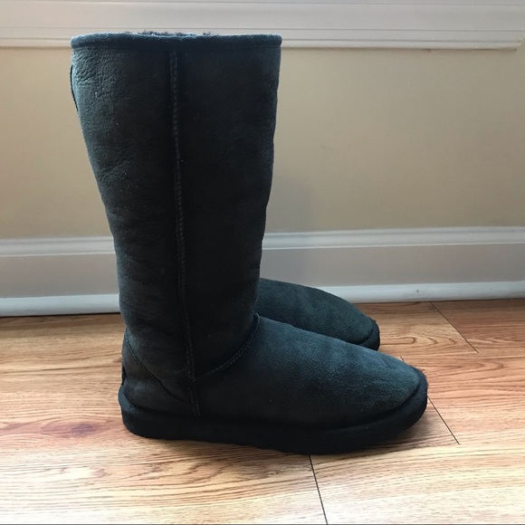 Ugg - Picture 3 of 6